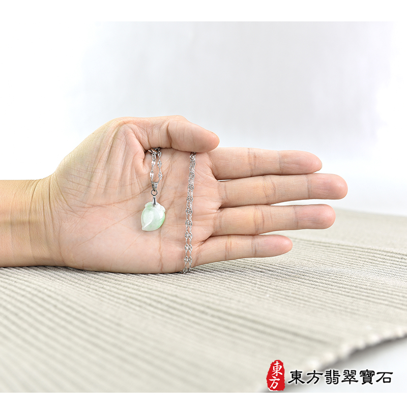 大小翡翠壽桃項鍊玉珮（福壽雙全：壽桃牌A貨翡翠壽桃玉珮、緬甸玉壽桃玉墜）。淺綠色帶點飄花糯種壽桃，FW297。客製化訂做各種翡翠壽桃吊墜玉珮項鍊。★附A貨翡翠雙證書