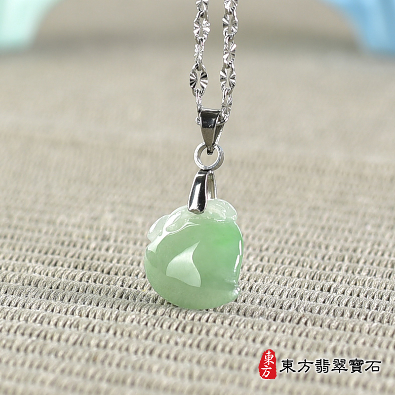 翡翠壽桃項鍊玉珮（福壽雙全：壽桃牌A貨翡翠壽桃玉珮、緬甸玉壽桃玉墜）。綠色帶淺綠色糯種壽桃，FW298。客製化訂做各種翡翠壽桃吊墜玉珮項鍊。★附A貨翡翠雙證書