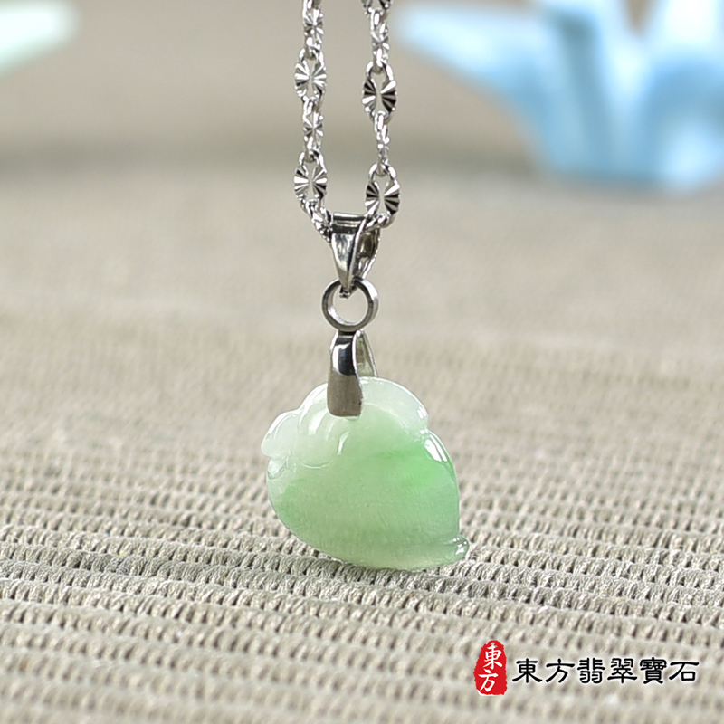 翡翠壽桃項鍊玉珮（福壽雙全：壽桃牌A貨翡翠壽桃玉珮、緬甸玉壽桃玉墜）。綠色帶淺綠色糯種壽桃，FW298。客製化訂做各種翡翠壽桃吊墜玉珮項鍊。★附A貨翡翠雙證書