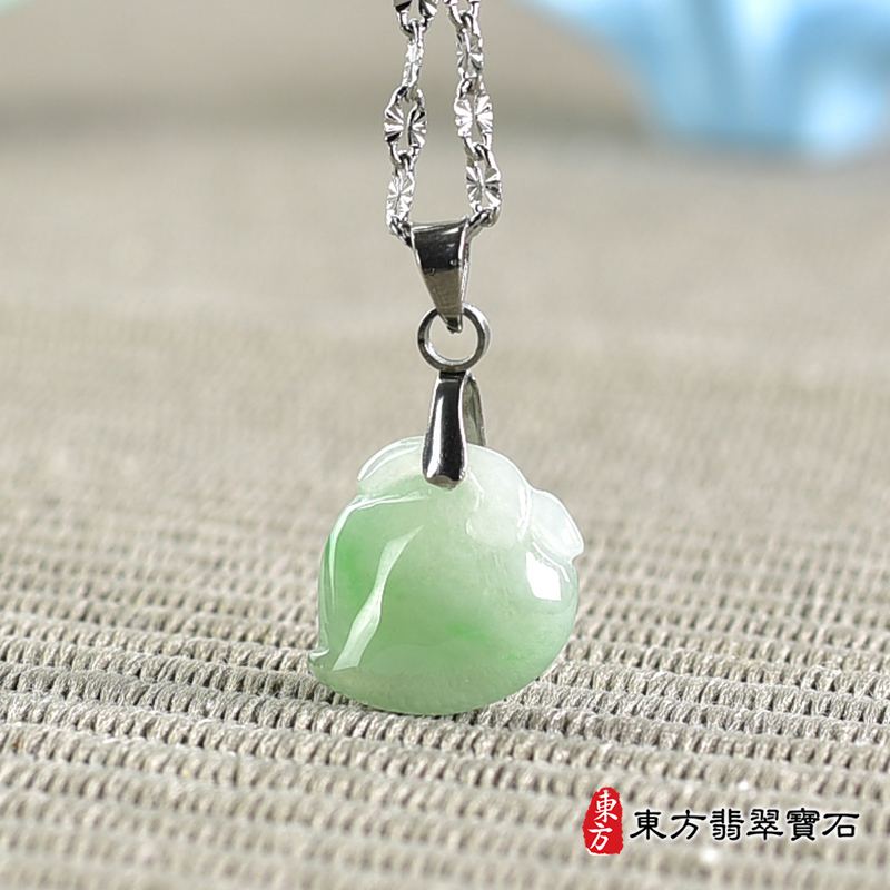 翡翠壽桃項鍊玉珮（福壽雙全：壽桃牌A貨翡翠壽桃玉珮、緬甸玉壽桃玉墜）。綠色帶淺綠色糯種壽桃，FW298。客製化訂做各種翡翠壽桃吊墜玉珮項鍊。★附A貨翡翠雙證書