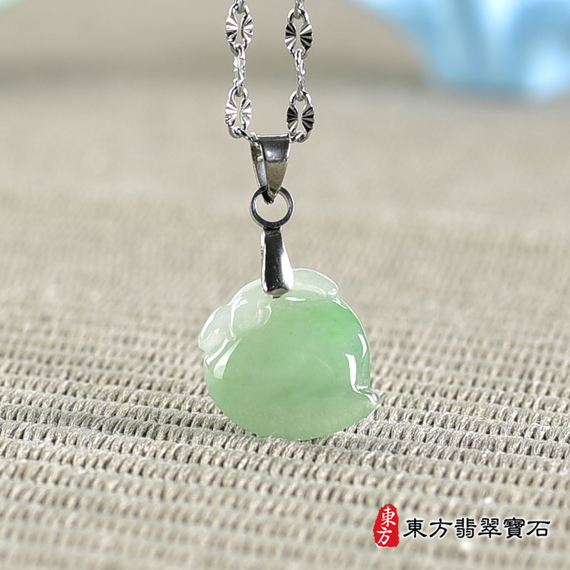 翡翠壽桃項鍊玉珮（福壽雙全：壽桃牌A貨翡翠壽桃玉珮、緬甸玉壽桃玉墜）。綠色帶淺綠色糯種壽桃，FW298。客製化訂做各種翡翠壽桃吊墜玉珮項鍊。★附A貨翡翠雙證書