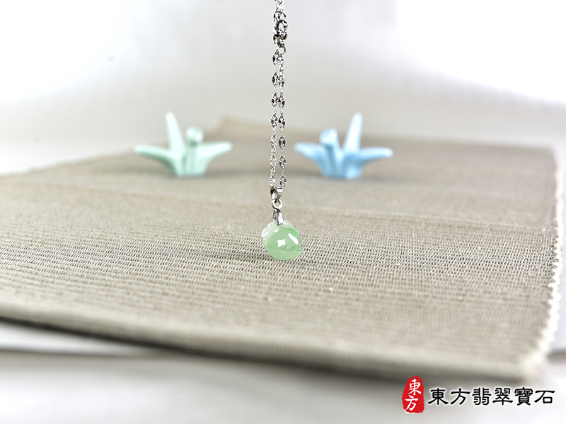意境翡翠壽桃項鍊玉珮（福壽雙全：壽桃牌A貨翡翠壽桃玉珮、緬甸玉壽桃玉墜）。綠色帶淺綠色糯種壽桃，FW298。客製化訂做各種翡翠壽桃吊墜玉珮項鍊。★附A貨翡翠雙證書