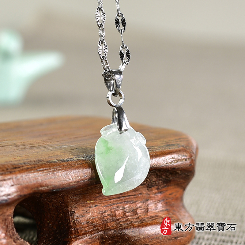 翡翠壽桃項鍊玉珮（福壽雙全：壽桃牌A貨翡翠壽桃玉珮、緬甸玉壽桃玉墜）。綠色帶淺綠色冰糯種壽桃，FW299。客製化訂做各種翡翠壽桃吊墜玉珮項鍊。★附A貨翡翠雙證書