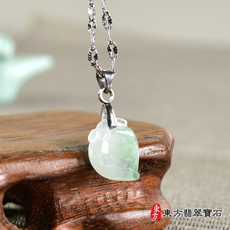 翡翠壽桃項鍊玉珮（福壽雙全：壽桃牌A貨翡翠壽桃玉珮、緬甸玉壽桃玉墜）。綠色帶淺綠色冰糯種壽桃，FW299。客製化訂做各種翡翠壽桃吊墜玉珮項鍊。★附A貨翡翠雙證書