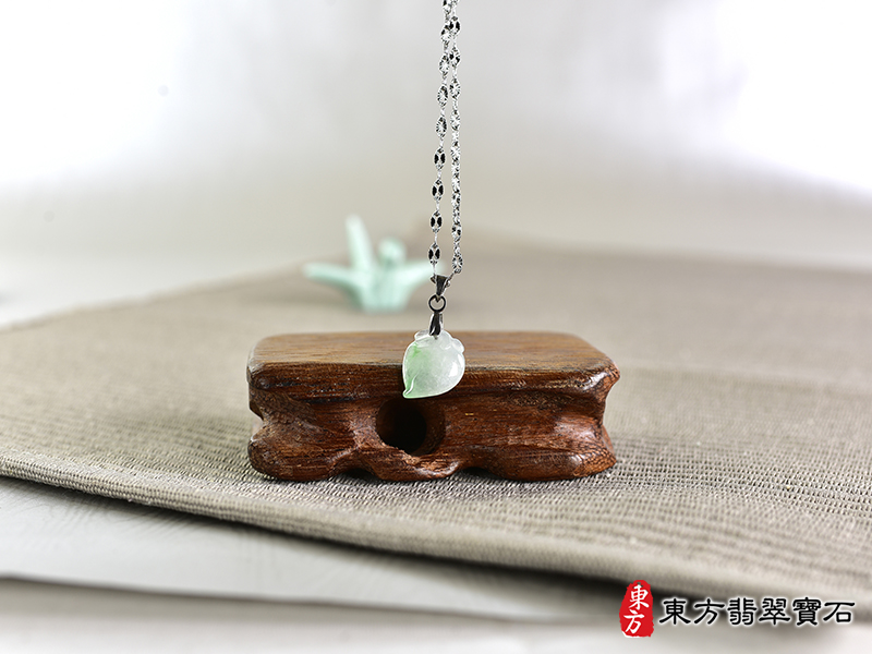 意境翡翠壽桃項鍊玉珮（福壽雙全：壽桃牌A貨翡翠壽桃玉珮、緬甸玉壽桃玉墜）。綠色帶淺綠色冰糯種壽桃，FW299。客製化訂做各種翡翠壽桃吊墜玉珮項鍊。★附A貨翡翠雙證書