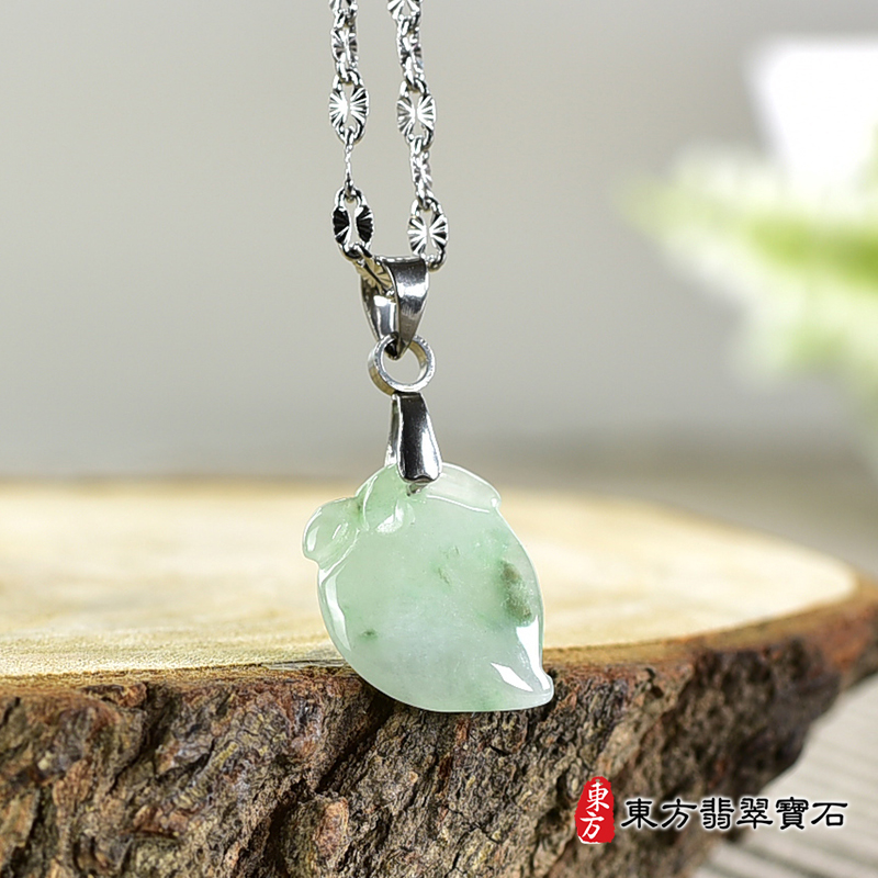 翡翠壽桃項鍊玉珮（福壽雙全：壽桃牌A貨翡翠壽桃玉珮、緬甸玉壽桃玉墜）。淺綠色帶點飄花糯種壽桃，FW300。客製化訂做各種翡翠壽桃吊墜玉珮項鍊。★附A貨翡翠雙證書