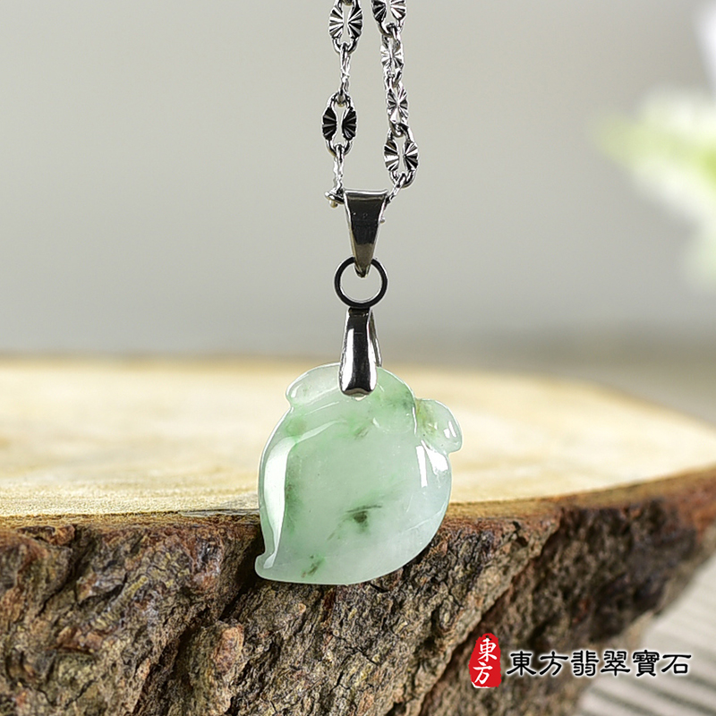 翡翠壽桃項鍊玉珮（福壽雙全：壽桃牌A貨翡翠壽桃玉珮、緬甸玉壽桃玉墜）。淺綠色帶點飄花糯種壽桃，FW300。客製化訂做各種翡翠壽桃吊墜玉珮項鍊。★附A貨翡翠雙證書