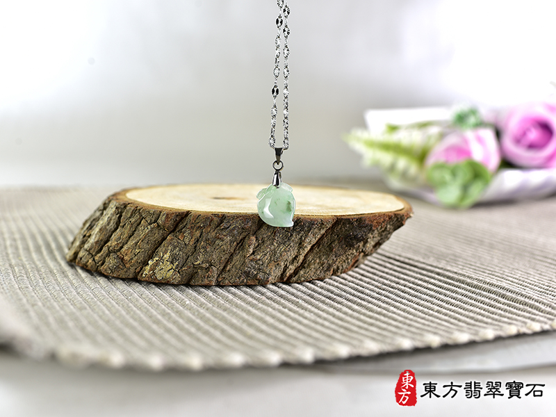 意境翡翠壽桃項鍊玉珮（福壽雙全：壽桃牌A貨翡翠壽桃玉珮、緬甸玉壽桃玉墜）。淺綠色帶點飄花糯種壽桃，FW300。客製化訂做各種翡翠壽桃吊墜玉珮項鍊。★附A貨翡翠雙證書