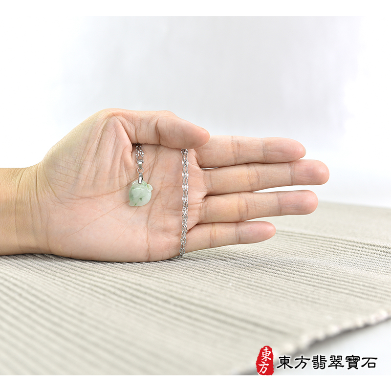 大小翡翠壽桃項鍊玉珮（福壽雙全：壽桃牌A貨翡翠壽桃玉珮、緬甸玉壽桃玉墜）。淺綠色帶點飄花糯種壽桃，FW300。客製化訂做各種翡翠壽桃吊墜玉珮項鍊。★附A貨翡翠雙證書