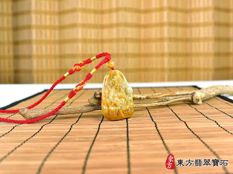 情景翡翠密宗 黃財神項鍊玉珮（密宗 黃財神：密宗 黃財神牌A貨翡翠密宗 黃財神玉珮、緬甸玉密宗 黃財神玉墜）。黃翡翠糯種密宗 黃財神，MG008。客製化訂做各種翡翠密宗 黃財神吊墜玉珮項鍊。★附A貨翡翠雙證書