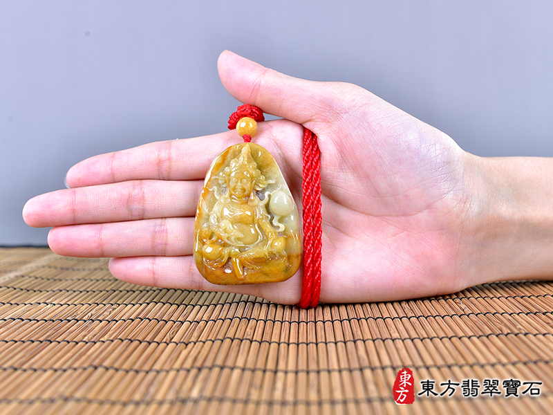 大小翡翠密宗 黃財神項鍊玉珮（密宗 黃財神：密宗 黃財神牌A貨翡翠密宗 黃財神玉珮、緬甸玉密宗 黃財神玉墜）。黃翡翠糯種密宗 黃財神，MG008。客製化訂做各種翡翠密宗 黃財神吊墜玉珮項鍊。★附A貨翡翠雙證書