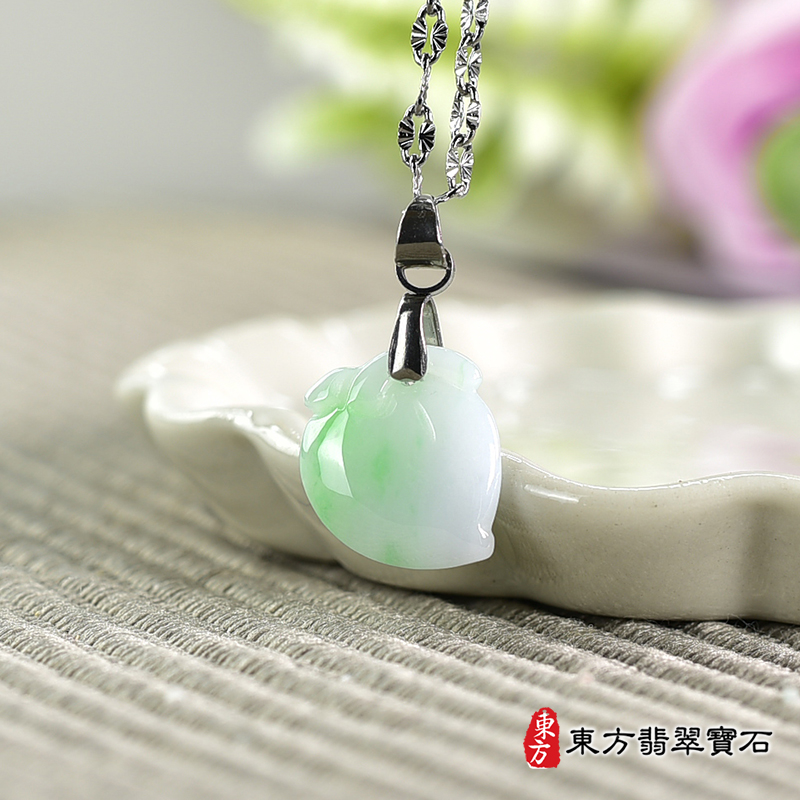 翡翠壽桃項鍊玉珮（福壽雙全：壽桃牌A貨翡翠壽桃玉珮、緬甸玉壽桃玉墜）。淺綠色帶青綠色細糯種壽桃，FW301。客製化訂做各種翡翠壽桃吊墜玉珮項鍊。★附A貨翡翠雙證書