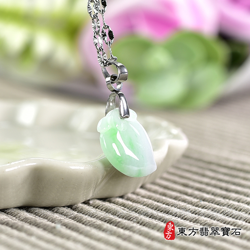 翡翠壽桃項鍊玉珮（福壽雙全：壽桃牌A貨翡翠壽桃玉珮、緬甸玉壽桃玉墜）。淺綠色帶青綠色細糯種壽桃，FW301。客製化訂做各種翡翠壽桃吊墜玉珮項鍊。★附A貨翡翠雙證書
