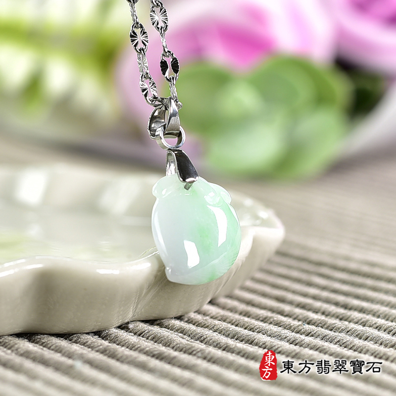 翡翠壽桃項鍊玉珮（福壽雙全：壽桃牌A貨翡翠壽桃玉珮、緬甸玉壽桃玉墜）。淺綠色帶青綠色細糯種壽桃，FW301。客製化訂做各種翡翠壽桃吊墜玉珮項鍊。★附A貨翡翠雙證書