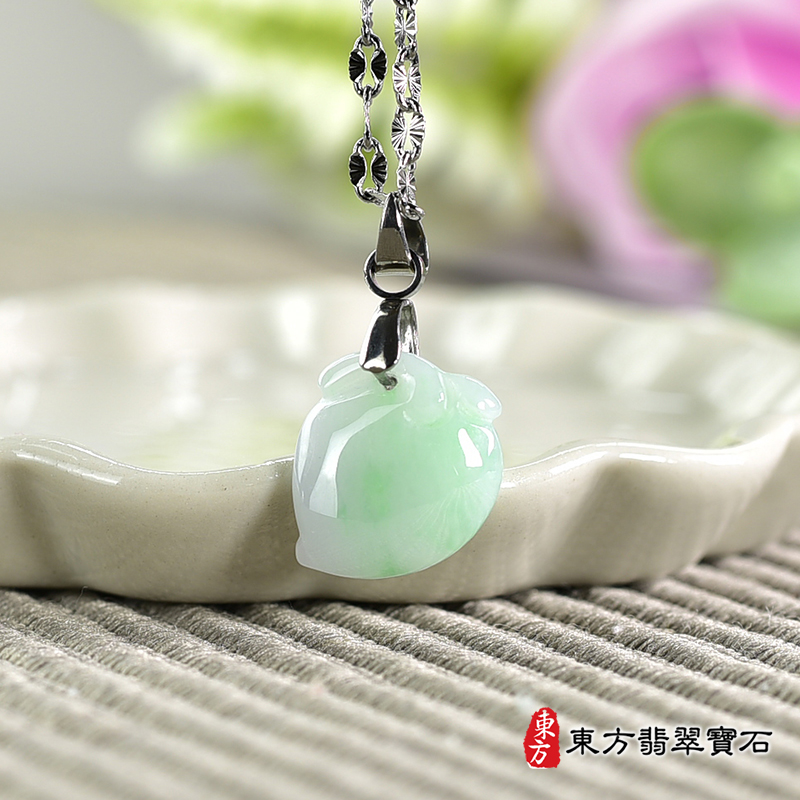 翡翠壽桃項鍊玉珮（福壽雙全：壽桃牌A貨翡翠壽桃玉珮、緬甸玉壽桃玉墜）。淺綠色帶青綠色細糯種壽桃，FW301。客製化訂做各種翡翠壽桃吊墜玉珮項鍊。★附A貨翡翠雙證書