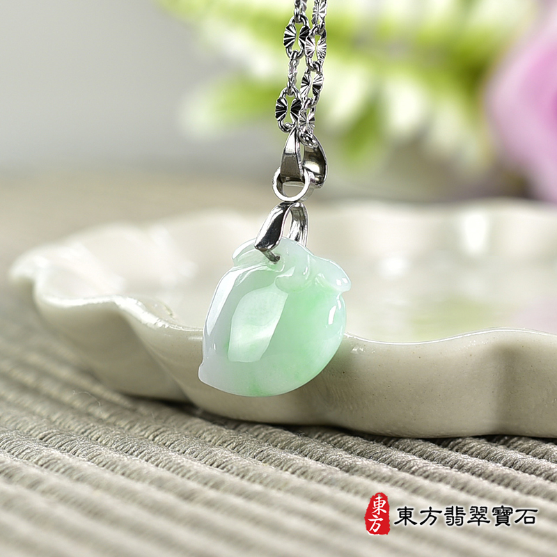 翡翠壽桃項鍊玉珮（福壽雙全：壽桃牌A貨翡翠壽桃玉珮、緬甸玉壽桃玉墜）。淺綠色帶青綠色細糯種壽桃，FW301。客製化訂做各種翡翠壽桃吊墜玉珮項鍊。★附A貨翡翠雙證書