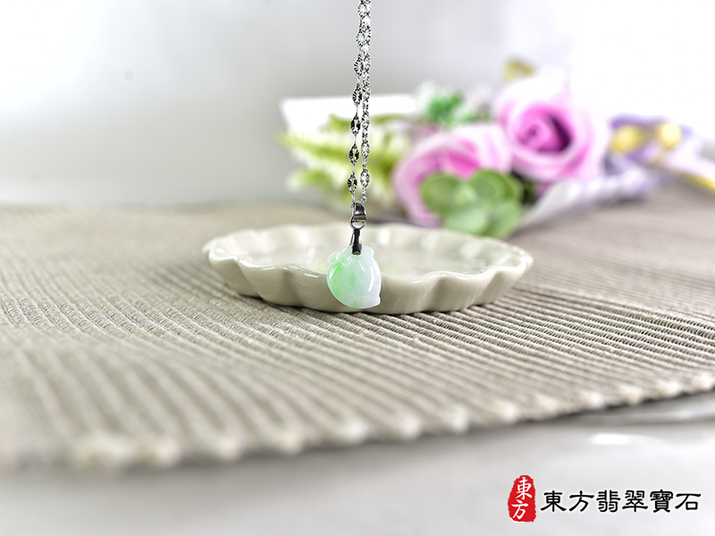 意境翡翠壽桃項鍊玉珮（福壽雙全：壽桃牌A貨翡翠壽桃玉珮、緬甸玉壽桃玉墜）。淺綠色帶青綠色細糯種壽桃，FW301。客製化訂做各種翡翠壽桃吊墜玉珮項鍊。★附A貨翡翠雙證書