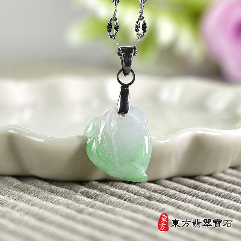 翡翠壽桃項鍊玉珮（福壽雙全：壽桃牌A貨翡翠壽桃玉珮、緬甸玉壽桃玉墜）。綠色帶淺綠色糯種壽桃，FW302。客製化訂做各種翡翠壽桃吊墜玉珮項鍊。★附A貨翡翠雙證書