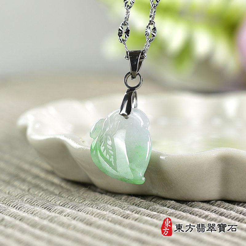 翡翠壽桃項鍊玉珮（福壽雙全：壽桃牌A貨翡翠壽桃玉珮、緬甸玉壽桃玉墜）。綠色帶淺綠色糯種壽桃，FW302。客製化訂做各種翡翠壽桃吊墜玉珮項鍊。★附A貨翡翠雙證書