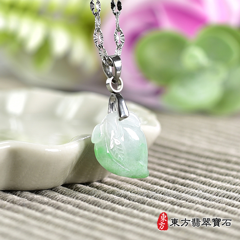 翡翠壽桃項鍊玉珮（福壽雙全：壽桃牌A貨翡翠壽桃玉珮、緬甸玉壽桃玉墜）。綠色帶淺綠色糯種壽桃，FW302。客製化訂做各種翡翠壽桃吊墜玉珮項鍊。★附A貨翡翠雙證書