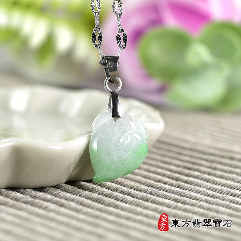 翡翠壽桃項鍊玉珮（福壽雙全：壽桃牌A貨翡翠壽桃玉珮、緬甸玉壽桃玉墜）。綠色帶淺綠色糯種壽桃，FW302。客製化訂做各種翡翠壽桃吊墜玉珮項鍊。★附A貨翡翠雙證書