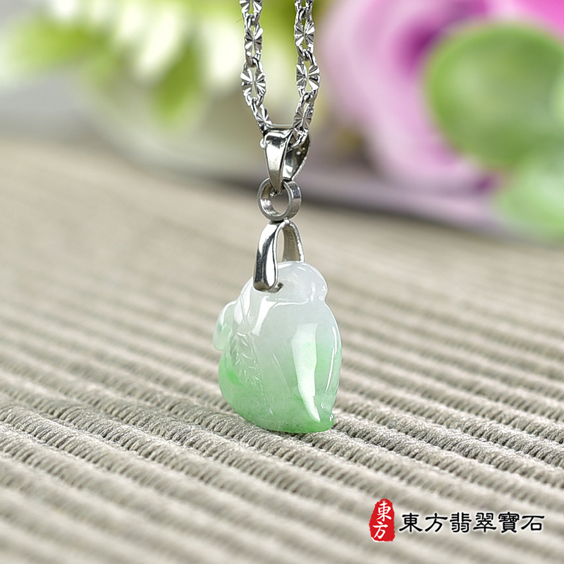 翡翠壽桃項鍊玉珮（福壽雙全：壽桃牌A貨翡翠壽桃玉珮、緬甸玉壽桃玉墜）。綠色帶淺綠色糯種壽桃，FW302。客製化訂做各種翡翠壽桃吊墜玉珮項鍊。★附A貨翡翠雙證書