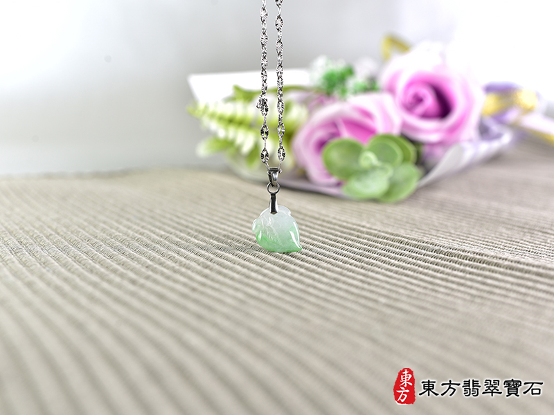 意境翡翠壽桃項鍊玉珮（福壽雙全：壽桃牌A貨翡翠壽桃玉珮、緬甸玉壽桃玉墜）。綠色帶淺綠色糯種壽桃，FW302。客製化訂做各種翡翠壽桃吊墜玉珮項鍊。★附A貨翡翠雙證書
