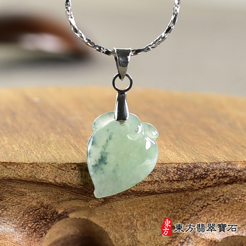 翡翠壽桃項鍊玉珮（福壽雙全：壽桃牌A貨翡翠壽桃玉珮、緬甸玉壽桃玉墜）。綠色帶點飄花冰糯種壽桃，FW303。客製化訂做各種翡翠壽桃吊墜玉珮項鍊。★附A貨翡翠雙證書