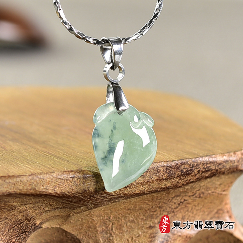 翡翠壽桃項鍊玉珮（福壽雙全：壽桃牌A貨翡翠壽桃玉珮、緬甸玉壽桃玉墜）。綠色帶點飄花冰糯種壽桃，FW303。客製化訂做各種翡翠壽桃吊墜玉珮項鍊。★附A貨翡翠雙證書