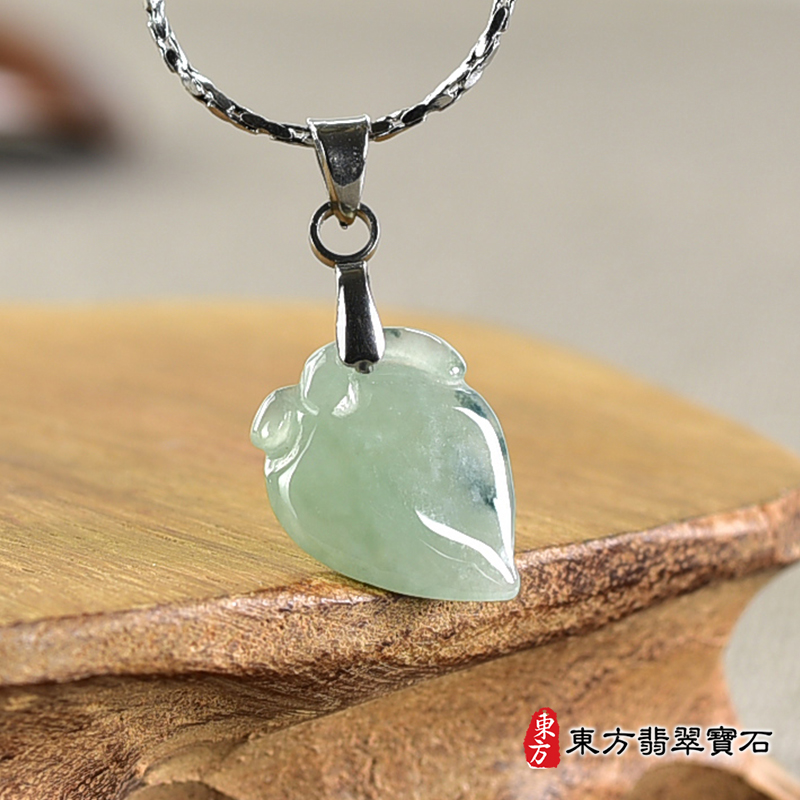 翡翠壽桃項鍊玉珮（福壽雙全：壽桃牌A貨翡翠壽桃玉珮、緬甸玉壽桃玉墜）。綠色帶點飄花冰糯種壽桃，FW303。客製化訂做各種翡翠壽桃吊墜玉珮項鍊。★附A貨翡翠雙證書