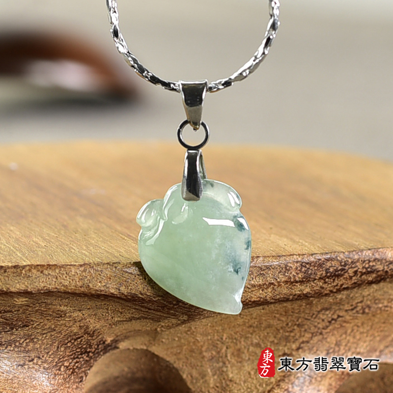 翡翠壽桃項鍊玉珮（福壽雙全：壽桃牌A貨翡翠壽桃玉珮、緬甸玉壽桃玉墜）。綠色帶點飄花冰糯種壽桃，FW303。客製化訂做各種翡翠壽桃吊墜玉珮項鍊。★附A貨翡翠雙證書