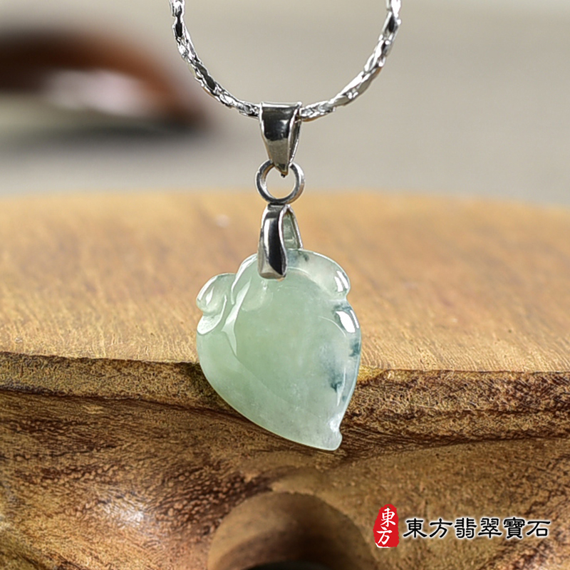 翡翠壽桃項鍊玉珮（福壽雙全：壽桃牌A貨翡翠壽桃玉珮、緬甸玉壽桃玉墜）。綠色帶點飄花冰糯種壽桃，FW303。客製化訂做各種翡翠壽桃吊墜玉珮項鍊。★附A貨翡翠雙證書