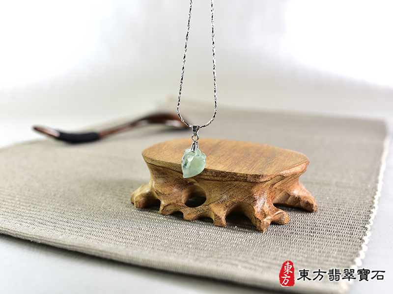 意境翡翠壽桃項鍊玉珮（福壽雙全：壽桃牌A貨翡翠壽桃玉珮、緬甸玉壽桃玉墜）。綠色帶點飄花冰糯種壽桃，FW303。客製化訂做各種翡翠壽桃吊墜玉珮項鍊。★附A貨翡翠雙證書