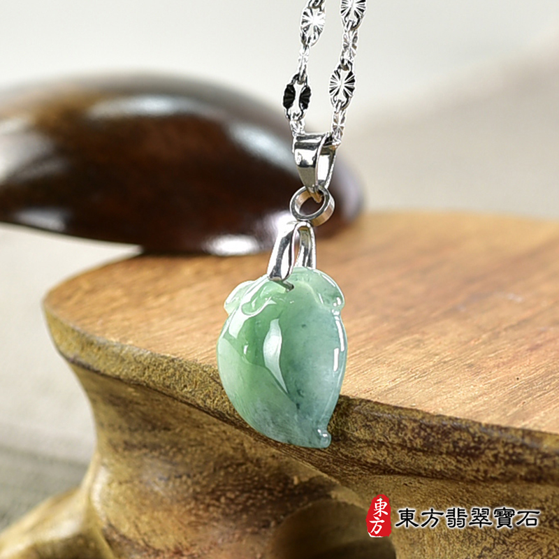 翡翠壽桃項鍊玉珮（福壽雙全：壽桃牌A貨翡翠壽桃玉珮、緬甸玉壽桃玉墜）。綠色帶點飄花冰糯種壽桃，FW304。客製化訂做各種翡翠壽桃吊墜玉珮項鍊。★附A貨翡翠雙證書