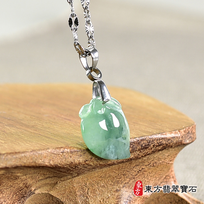 翡翠壽桃項鍊玉珮（福壽雙全：壽桃牌A貨翡翠壽桃玉珮、緬甸玉壽桃玉墜）。綠色帶點飄花冰糯種壽桃，FW304。客製化訂做各種翡翠壽桃吊墜玉珮項鍊。★附A貨翡翠雙證書