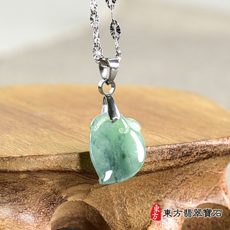翡翠壽桃項鍊玉珮（福壽雙全：壽桃牌A貨翡翠壽桃玉珮、緬甸玉壽桃玉墜）。綠色帶點飄花冰糯種壽桃，FW304。客製化訂做各種翡翠壽桃吊墜玉珮項鍊。★附A貨翡翠雙證書