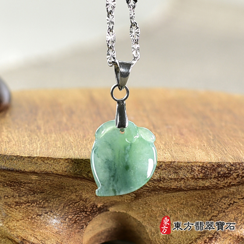 翡翠壽桃項鍊玉珮（福壽雙全：壽桃牌A貨翡翠壽桃玉珮、緬甸玉壽桃玉墜）。綠色帶點飄花冰糯種壽桃，FW304。客製化訂做各種翡翠壽桃吊墜玉珮項鍊。★附A貨翡翠雙證書