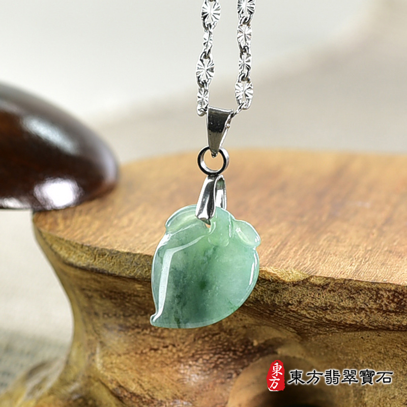 翡翠壽桃項鍊玉珮（福壽雙全：壽桃牌A貨翡翠壽桃玉珮、緬甸玉壽桃玉墜）。綠色帶點飄花冰糯種壽桃，FW304。客製化訂做各種翡翠壽桃吊墜玉珮項鍊。★附A貨翡翠雙證書