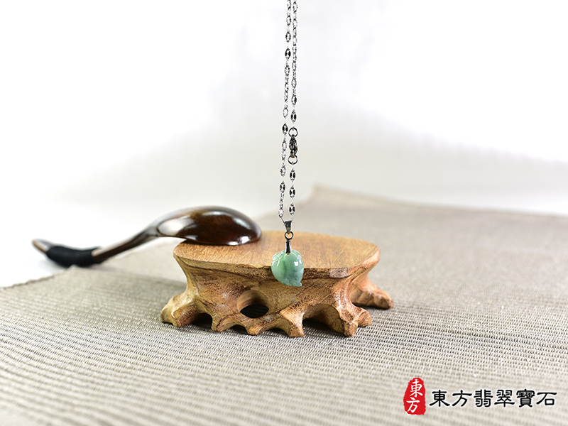 意境翡翠壽桃項鍊玉珮（福壽雙全：壽桃牌A貨翡翠壽桃玉珮、緬甸玉壽桃玉墜）。綠色帶點飄花冰糯種壽桃，FW304。客製化訂做各種翡翠壽桃吊墜玉珮項鍊。★附A貨翡翠雙證書