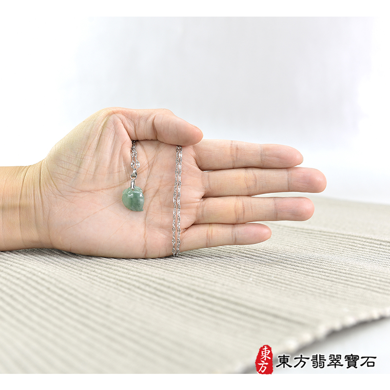 大小翡翠壽桃項鍊玉珮（福壽雙全：壽桃牌A貨翡翠壽桃玉珮、緬甸玉壽桃玉墜）。綠色帶點飄花冰糯種壽桃，FW304。客製化訂做各種翡翠壽桃吊墜玉珮項鍊。★附A貨翡翠雙證書