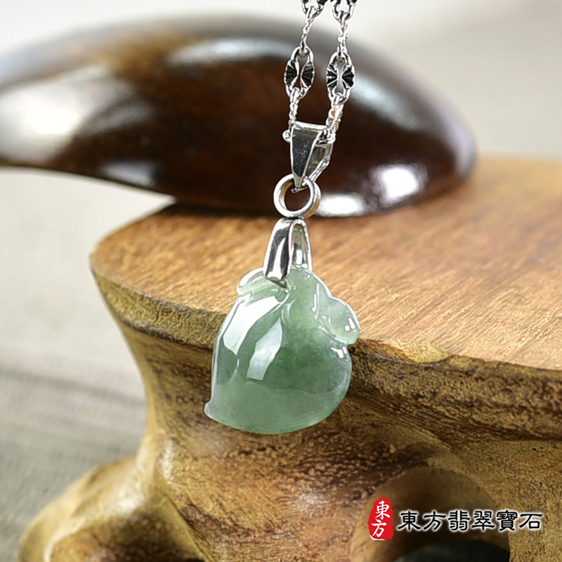 翡翠壽桃項鍊玉珮（福壽雙全：壽桃牌A貨翡翠壽桃玉珮、緬甸玉壽桃玉墜）。綠色冰糯種壽桃，FW305。客製化訂做各種翡翠壽桃吊墜玉珮項鍊。★附A貨翡翠雙證書