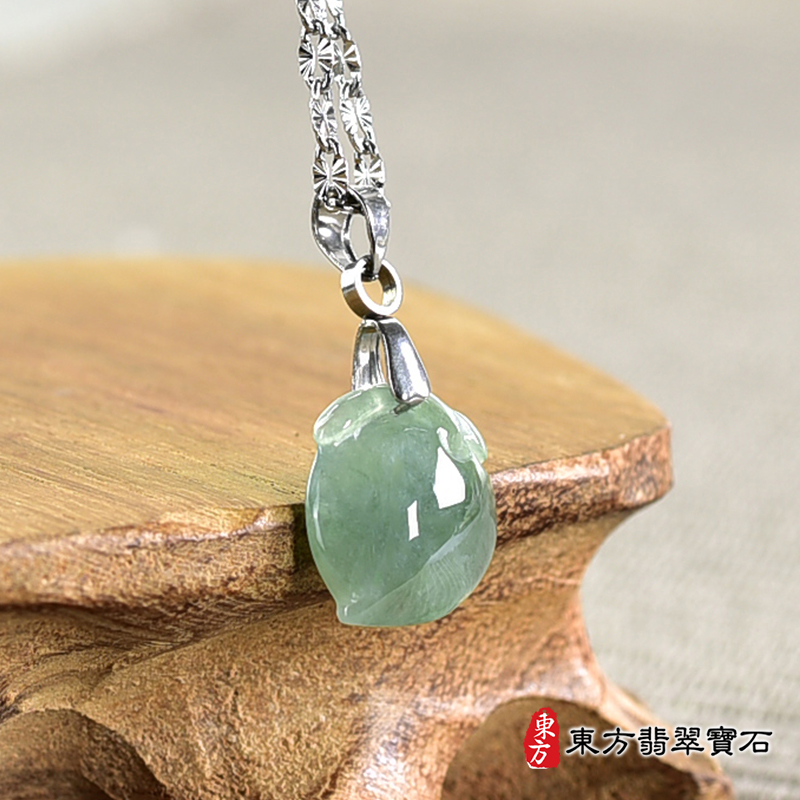 翡翠壽桃項鍊玉珮（福壽雙全：壽桃牌A貨翡翠壽桃玉珮、緬甸玉壽桃玉墜）。綠色冰糯種壽桃，FW305。客製化訂做各種翡翠壽桃吊墜玉珮項鍊。★附A貨翡翠雙證書
