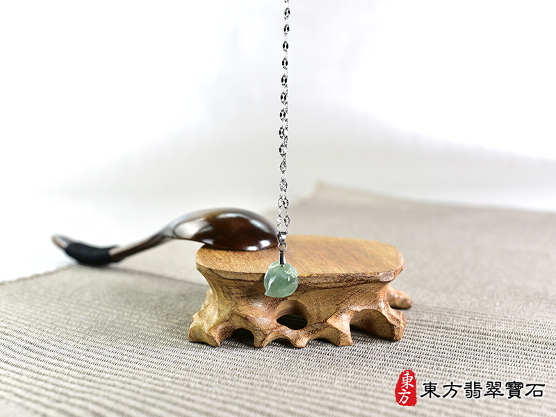意境翡翠壽桃項鍊玉珮（福壽雙全：壽桃牌A貨翡翠壽桃玉珮、緬甸玉壽桃玉墜）。綠色冰糯種壽桃，FW305。客製化訂做各種翡翠壽桃吊墜玉珮項鍊。★附A貨翡翠雙證書