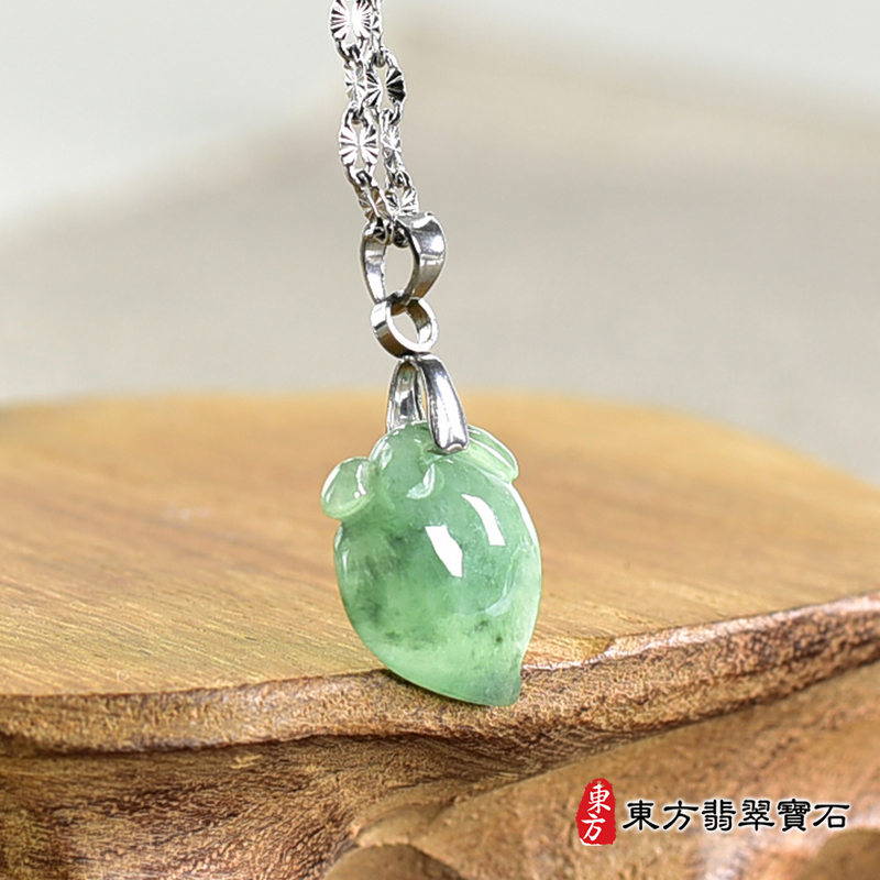 翡翠壽桃項鍊玉珮（福壽雙全：壽桃牌A貨翡翠壽桃玉珮、緬甸玉壽桃玉墜）。綠色帶點飄花冰糯種壽桃，FW306。客製化訂做各種翡翠壽桃吊墜玉珮項鍊。★附A貨翡翠雙證書