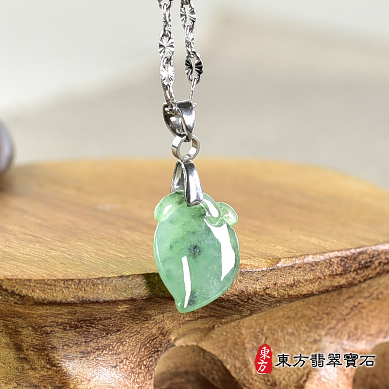 翡翠壽桃項鍊玉珮（福壽雙全：壽桃牌A貨翡翠壽桃玉珮、緬甸玉壽桃玉墜）。綠色帶點飄花冰糯種壽桃，FW306。客製化訂做各種翡翠壽桃吊墜玉珮項鍊。★附A貨翡翠雙證書