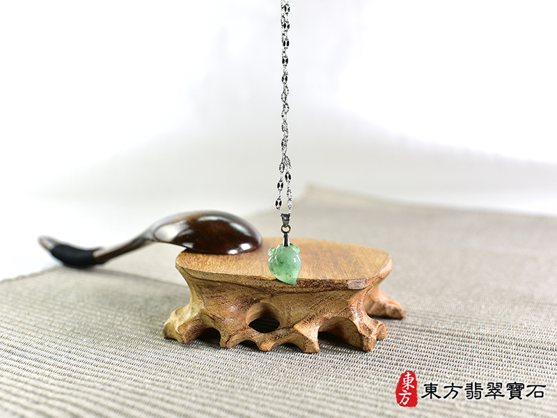 意境翡翠壽桃項鍊玉珮（福壽雙全：壽桃牌A貨翡翠壽桃玉珮、緬甸玉壽桃玉墜）。綠色帶點飄花冰糯種壽桃，FW306。客製化訂做各種翡翠壽桃吊墜玉珮項鍊。★附A貨翡翠雙證書