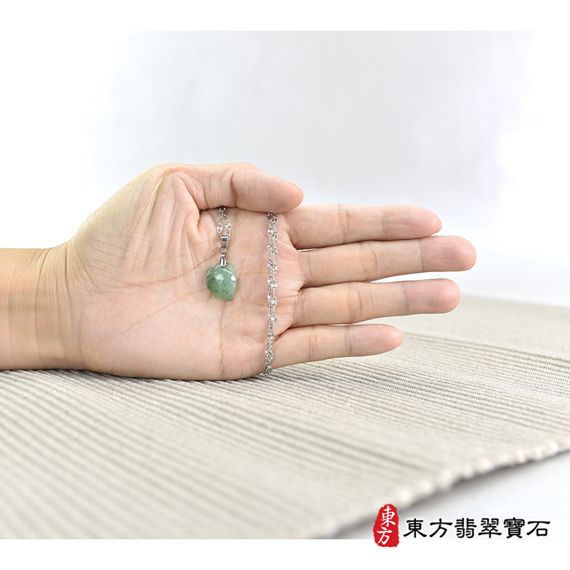 大小翡翠壽桃項鍊玉珮（福壽雙全：壽桃牌A貨翡翠壽桃玉珮、緬甸玉壽桃玉墜）。綠色帶點飄花冰糯種壽桃，FW306。客製化訂做各種翡翠壽桃吊墜玉珮項鍊。★附A貨翡翠雙證書