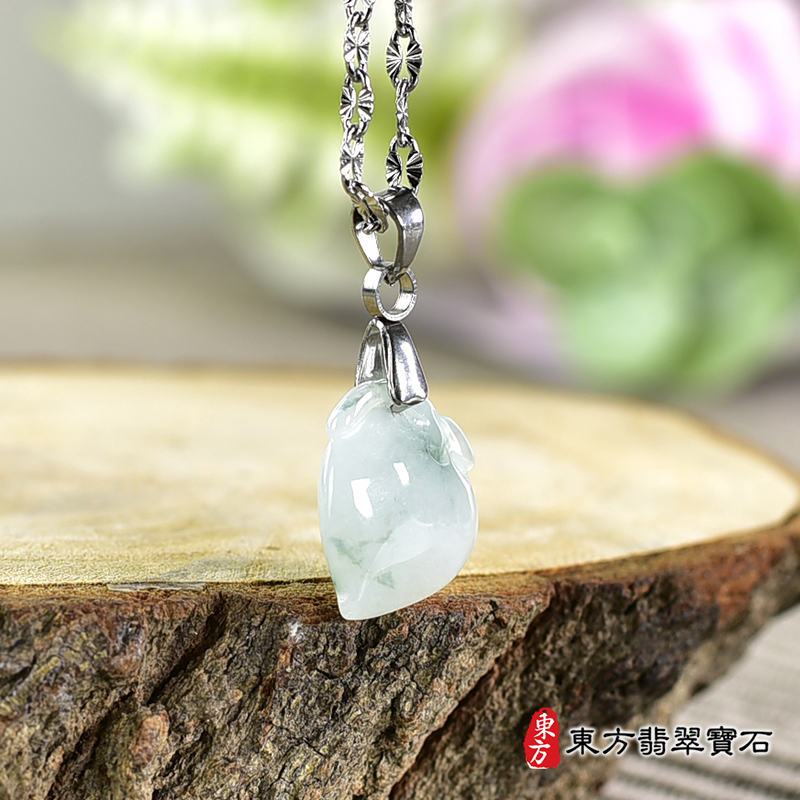翡翠壽桃項鍊玉珮（福壽雙全：壽桃牌A貨翡翠壽桃玉珮、緬甸玉壽桃玉墜）。淺綠色帶點飄花細糯種壽桃，FW307。客製化訂做各種翡翠壽桃吊墜玉珮項鍊。★附A貨翡翠雙證書