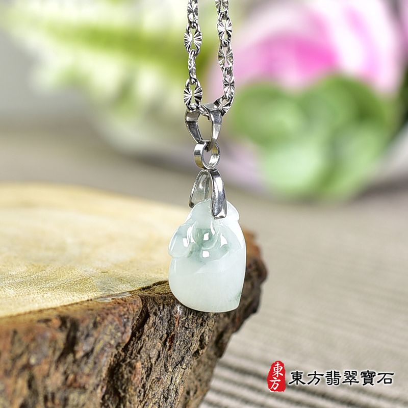 翡翠壽桃項鍊玉珮（福壽雙全：壽桃牌A貨翡翠壽桃玉珮、緬甸玉壽桃玉墜）。淺綠色帶點飄花細糯種壽桃，FW307。客製化訂做各種翡翠壽桃吊墜玉珮項鍊。★附A貨翡翠雙證書