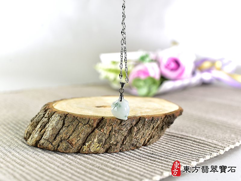 意境翡翠壽桃項鍊玉珮（福壽雙全：壽桃牌A貨翡翠壽桃玉珮、緬甸玉壽桃玉墜）。淺綠色帶點飄花細糯種壽桃，FW307。客製化訂做各種翡翠壽桃吊墜玉珮項鍊。★附A貨翡翠雙證書